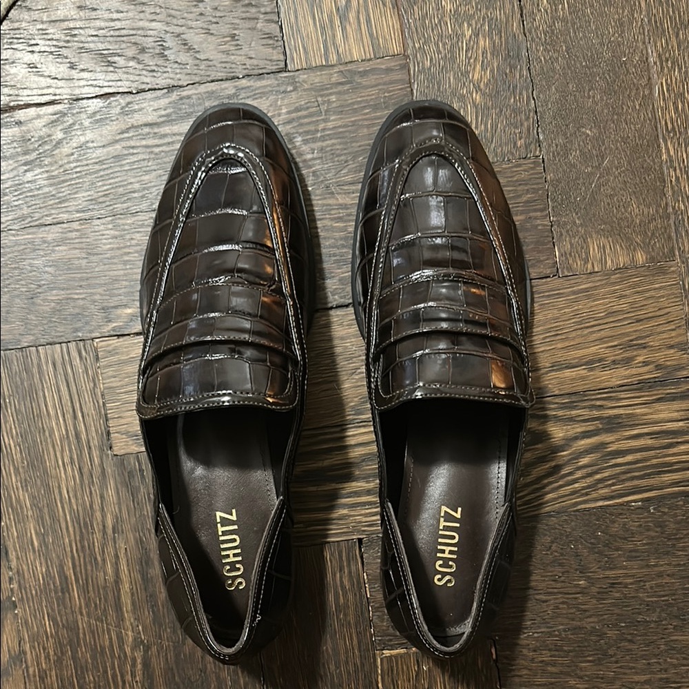 MAURICE CROCO EMBOSSED FLAT